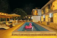 Find and Rest Hot Spring B&B in Qingcheng Mountain - Rooftop Pools