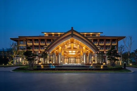 Howard Johnson The Bund Hotel Gasa Отели рядом с достопримечательностью «Nan'en Waterfall»