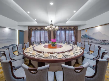 Xinsheng Times Hotel Отели рядом с достопримечательностью «Xishuangbanna Folk Custom Garden»