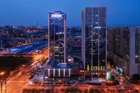 Chengdu LUXURY BLUE HORIZON Hotel (Business District Global Center) Отели рядом со станцией Shuangliu Railway Station
