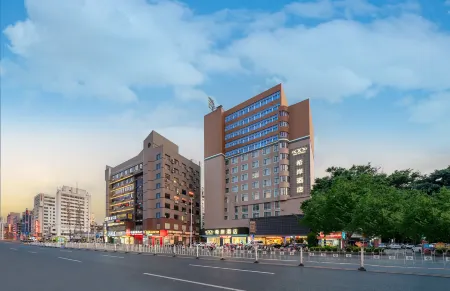 Xana Hotelle (Nanning Railway Station Mingxiu Subway Station) Отели рядом с достопримечательностью «Guangxi Electric Polytechnic Institute»