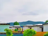 Qinghai Lake Scenic Area · Lakeside Yuanshu Hotel a 