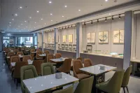 Starry Sky Grand Hotel (Delingha Railway Station)