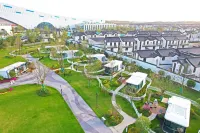X-Capsule Lodge at Xiangcheng Ice Camp