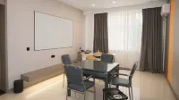 Lanyun Yixian Holiday Spa Hotel (Jinzhou Yixian Station Branch) - parking