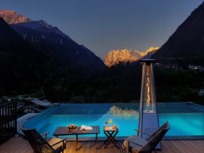 Hailuogou Luanxi Hidden Mountain Snow Mountain Scenic Hot Spring Resort Hote