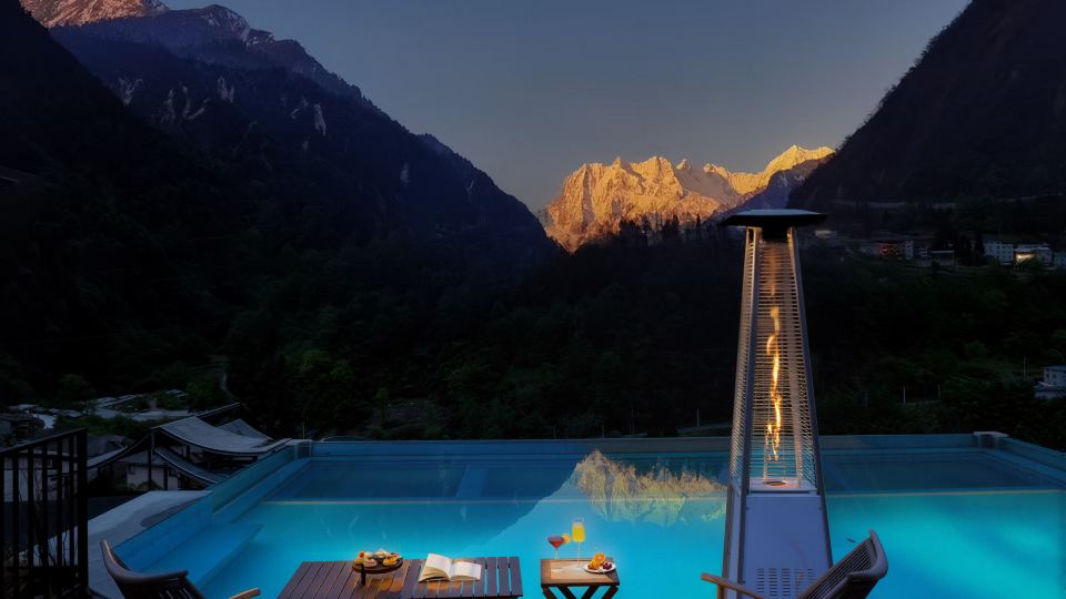 Hailuogou Luanxi Hidden Mountain Snow Mountain Scenic Hot Spring Resort Hote