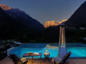 Hailuogou Luanxi Hidden Mountain Snow Mountain Scenic Hot Spring Resort Hote