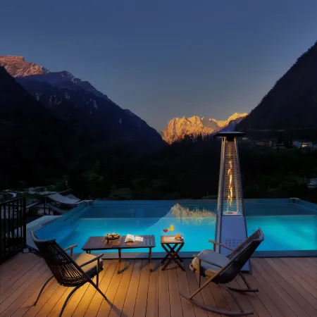 Hailuogou Luanxi Hidden Mountain Snow Mountain Scenic Hot Spring Resort Hote