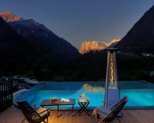 Hailuogou Luanxi Hidden Mountain Snow Mountain Scenic Hot Spring Resort Hote Hotel a Luding