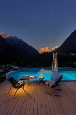Hailuogou Luanxi Hidden Mountain Snow Mountain Scenic Hot Spring Resort Hote