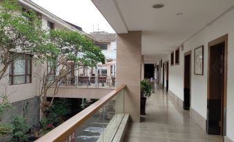 Chongzhou Ziyunge Inn