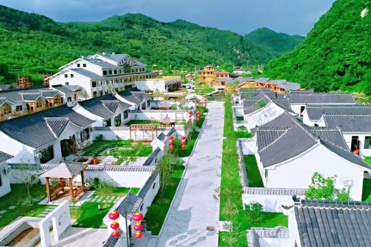 桓仁枫林谷里房车露营小镇酒店