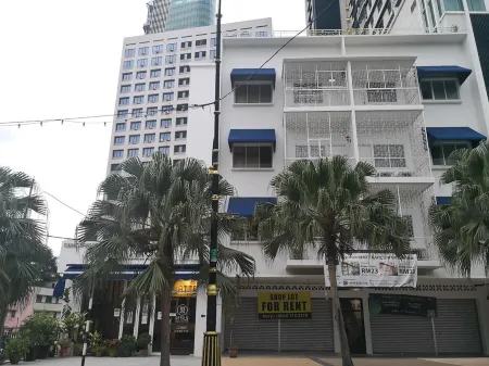 Attrus by LSE - Hostel Отели рядом с достопримечательностью «Bangunan Sultan Ibrahim»