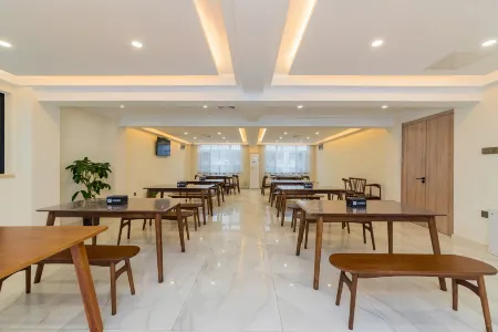 Huafeng Hotel (Qinhuangdao Dongshan Bathing Beach) Отели рядом со станцией Qinhuangdao Railway Station