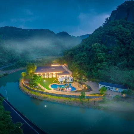 Xinchang Qianxi Hotel