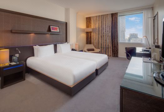 1. 힐튼 런던 카나..