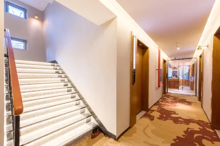 James Joyce Coffetel Hotel (Beijing Zhongguancun Dazhongsi Subway Station) Отели рядом с достопримечательностью «Dazhong Temple Ancient Bell Museum»