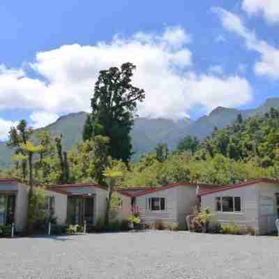 10 Cottages Hotel Exterior