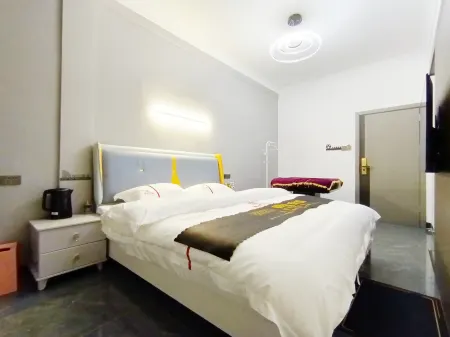 Fine Arts Apartment (Taijiang Station Shop) Отели в г. Тайцзян