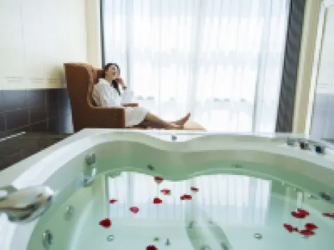 鑽戒ホテル（桐廬センター広場）