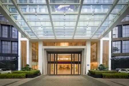 Crowne Plaza Shenzhen Longgang City Centre Отели рядом с достопримечательностью «Caiyun Gymnasium»