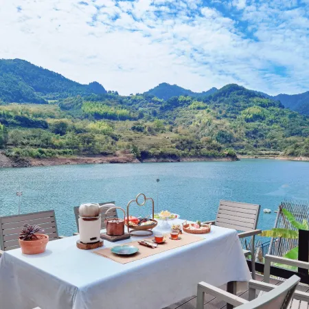Desir Lakeside B&B