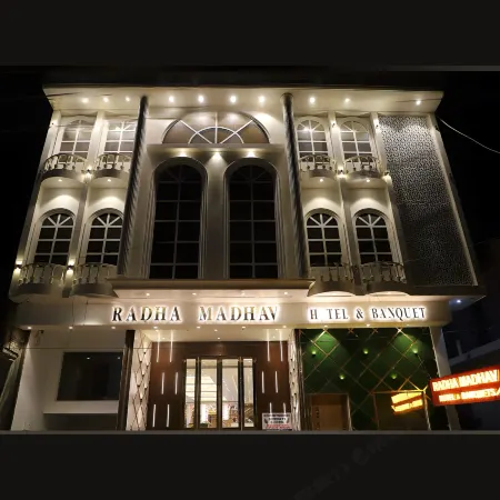 RADHA MADHAV HOTEL & BANQUETS Отели в г. Палвал