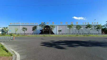 Ezhou Yan·Licheng Hotel (Ezhou High-Speed Railway Station) Отели рядом с достопримечательностью «Ezhou Polytechnic (Southeast to Fenghuang Subdistrict Office Lianhuashan Community Health Service Station)»