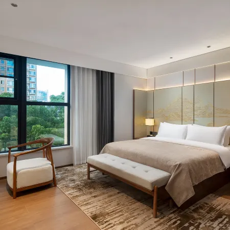 QIANNA HOTEL (Luoyang Longmen High-speed Railway Station & Municipal Government Branch)