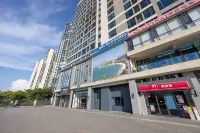 Lux Cabins Light Residence (Qingyuan High-Speed Railway Station & Shunying Times Square Branch) Hotel in zona Guangdong Huaqing Major in College