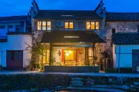 Hongcun Xiaozhongshan · Jingmu Homestay (Hongcun, Lucun Wood Carving Building Scenic Area Branch) Hôtels à proximité de : Lu Village