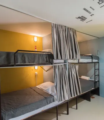 เตียงในหอพักรวมชายหญิง 8 เตียง