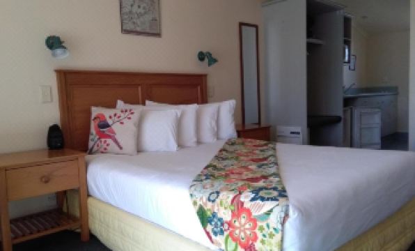 Colonial Lodge Motel - Housity