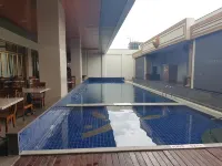 Myko Hotel & Convention Center Makassar - مسبح