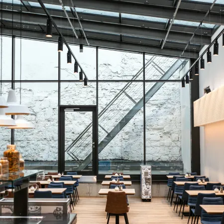 H2 Hotel Budapest Отели рядом с достопримечательностью «Железнодорожный вокзал Дели»