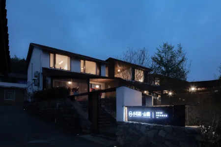 Fang Tang Mountain Lodge Отели рядом с достопримечательностью «Bailu Limestone Cave Wonder Peak»