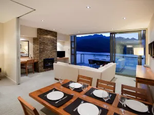 The Rees Hotel, Luxury Apartments & Lakeside Residences