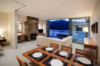 The Rees Hotel, Luxury Apartments & Lakeside Residences