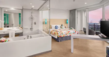 SOL by Melia Phu Quoc Отели рядом с достопримечательностью «Лонг-Бич Перлс»