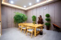 Lili Orange Light Luxury Hotel