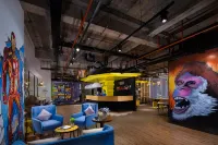 Mengjing Rainbow Hotel (Kunming Station Huancheng South Road Subway Station)