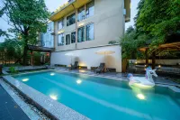 Linran Spring Holiday Hotel near The PandaVally - Romantische