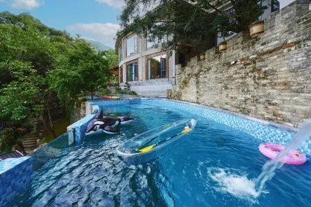 Floral Lux Hotel·Mount Huangshan Bitter Tree Story Hotel Отели рядом с достопримечательностью «Huangshan College (South to Jiari Apartment)»