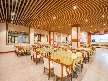 Vienna International Hotel (Liancheng Branch) Отели рядом с достопримечательностью «Jiulong Lake (Jiulong Cave Cluster)»