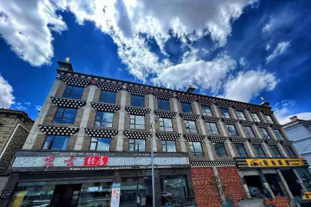 daochengjinguanHotel Отели рядом с достопримечательностью «Banghe and Sela»