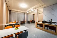 Cat's Faraway Hotel (Lingshui Nanwan Monkey Island)