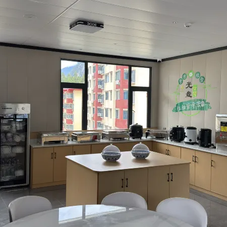 Lingfengju Hotel (Bome Zongheng Style Street)