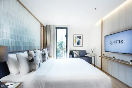 더 쿼터 프롬퐁 바이 UHG