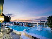 Xishuangbanna Parisian Riverview Light Luxury Hotel (Gaozhuang Xishuangjing Xingguang Night Market)